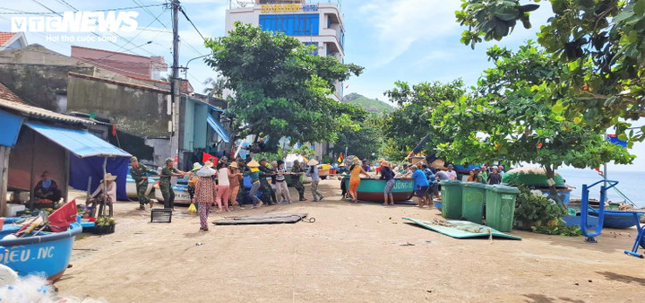 Nhằm giảm thiểu thiệt hại khi bão Kalmaegi đổ bộ vào khu vực Nam Trung Bộ, chính quyền, quân và dân xã đảo Nhơn Châu, xã đảo duy nhất tại tỉnh Gia Lai chung tay tất bật triển khai các biện pháp ứng phó.