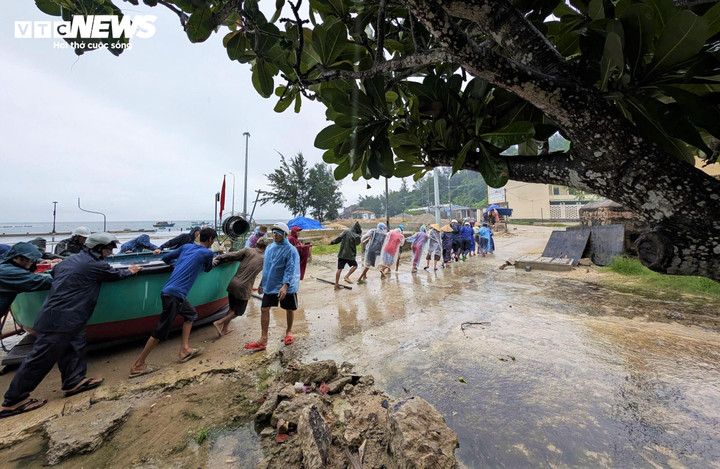 Từ sáng nay, trên xã đảo bắt đầu có mưa, mọi lực lượng nòng cốt trên đảo được huy động hỗ trợ người dân kéo các phương tiện đánh bắt đến nơi an toàn.