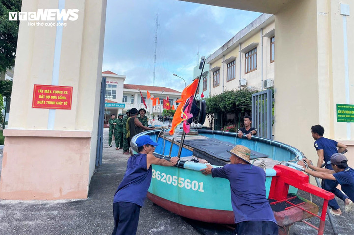 Ngư dân được bộ đội biên phòng hỗ trợ di chuyển thuyền thúng vào khu vực neo đậu an toàn và chằng chống cẩn thận.