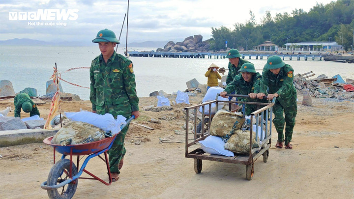 Theo ông Dương Hiệp Hưng, Chủ tịch UBND xã đảo Nhơn Châu (tỉnh Gia Lai), trong hôm nay chính quyền và các đơn vị quân đội trên đảo hỗ trợ bà con giằng néo xong nhà cửa, di dời tài sản tránh cơn bão cuồng phong Kalmaegi.