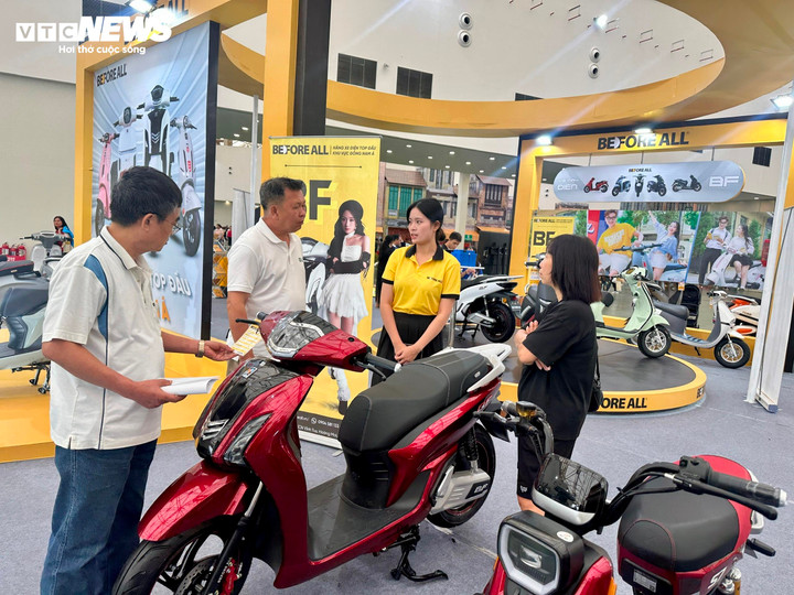 Người tiêu dùng được chiêm ngưỡng dòng xe điện BF thế hệ mới cùng công nghệ pin LFP tiên tiến, minh chứng cho bước tiến vững chắc của ngành xe điện Việt Nam trong hành trình “xanh hóa” giao thông đô thị. (Ảnh: Mạnh Hùng)