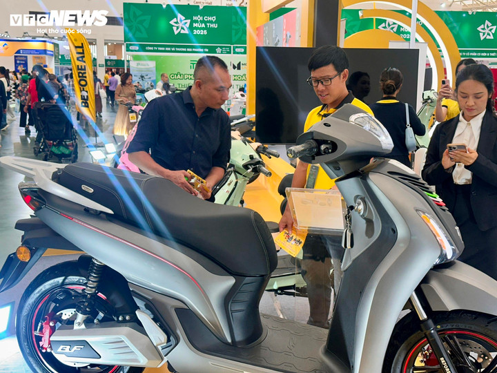 Nhiều khách hàng bày tỏ ấn tượng mạnh với thiết kế gọn nhẹ, bảng màu đa dạng cùng động cơ đạt chuẩn chống nước IP67 và công nghệ pin LFP giúp xe vận hành ổn định và thân thiện hơn với môi trường. (Ảnh: Mạnh Hùng)