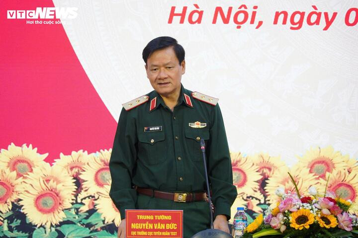Trung tướng Nguyễn Văn Đức, Cục trưởng Cục Tuyên huấn (Tổng cục Chính trị) chủ trì cuộc gặp mặt báo chí.