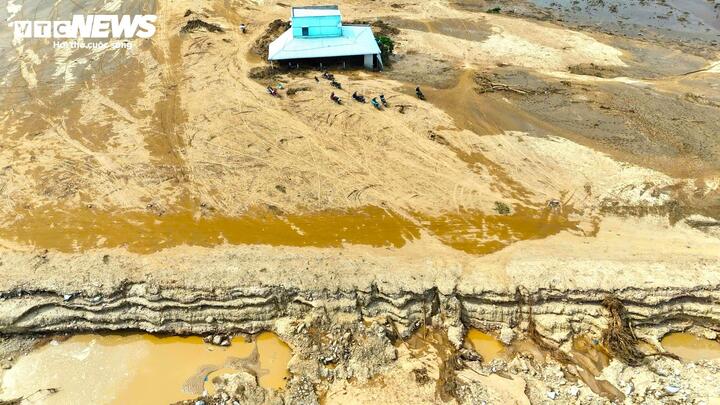 Vùng từng là vườn trái cây xanh tốt giờ chìm trong bùn đất.