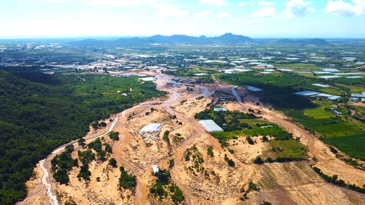 Một lượng lớn đất đá từ trên đỉnh núi tràn xuống khu dân cư bên dưới phá hủy nhiều nhà cửa, vườn tược của người dân.