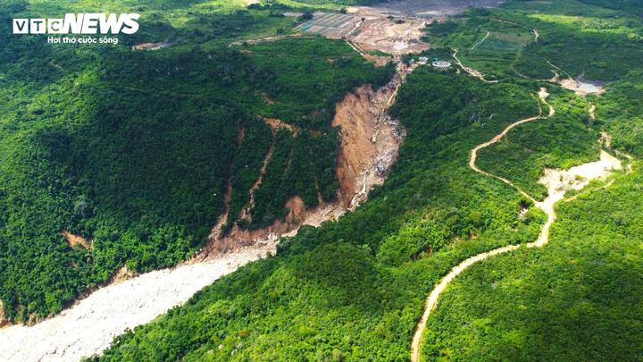 Hồ chứa nước bị vỡ nằm trên đỉnh núi.