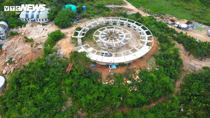 Một số hạng mục công trình đang được xây dựng trên đỉnh núi.