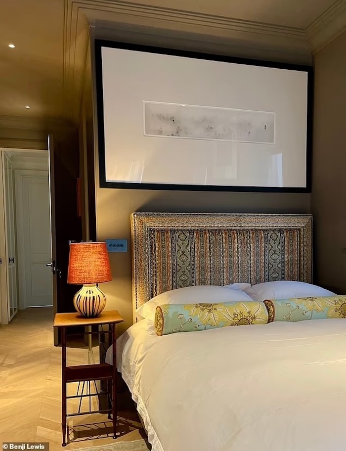 Việc sử dụng màu sắc đậm (khi sơn tường và trần nhà cùng một màu) có thể là một cách tốt để tạo nên màu trần nhà.