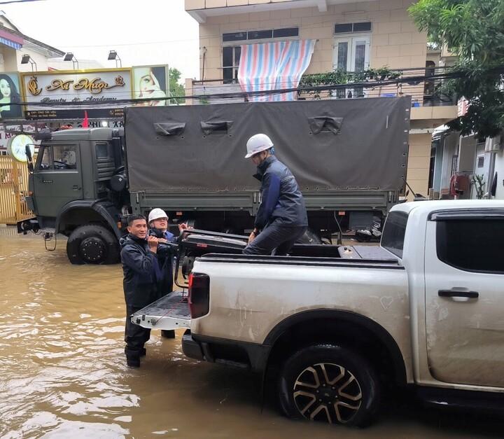Technisch personeel van MobiFone vervoert generatoren en gespecialiseerd materieel om te kunnen reageren op stormen. (Foto: MobiFone)