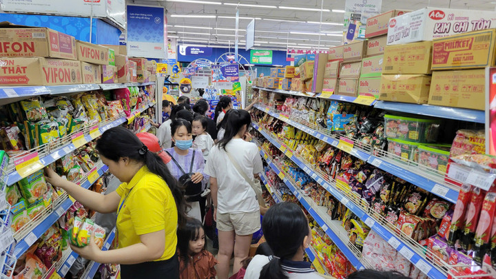 Tại Co.opmart Quy Nhơn người dân mua sắm đông tại khu hàng thiết yếu.