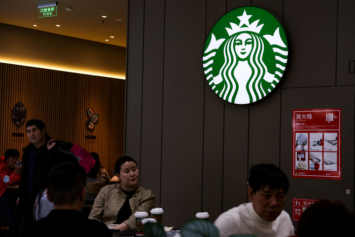 Quán cà phê Starbucks nằm trong một tòa nhà ở Bắc Kinh. (Ảnh: Reuters)