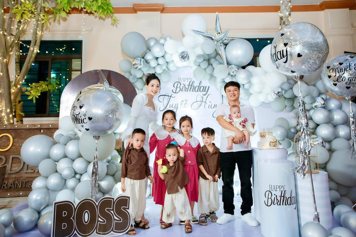 Dù chồng đi làm xa nhà, nhưng luôn dành thời gian gọi video về nhà mỗi tối.