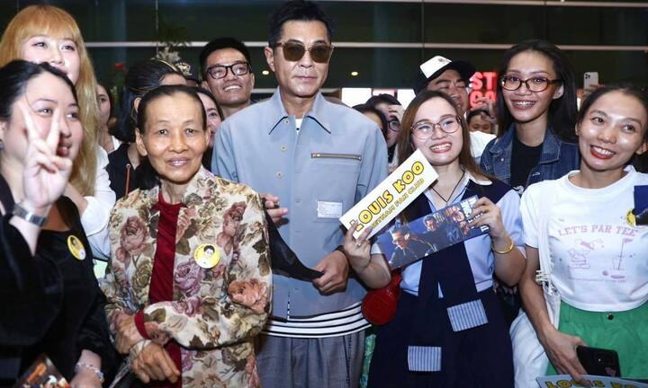 Hồng Kim Bảo ngồi xe lăn, Cổ Thiên Lạc được fan vây kín khi tới Việt Nam - 2