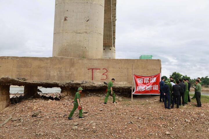 Công an tỉnh Phú Thọ kiểm tra phản ánh về sự cố hư hỏng nghiêm trọng tại cầu Sông Lô
