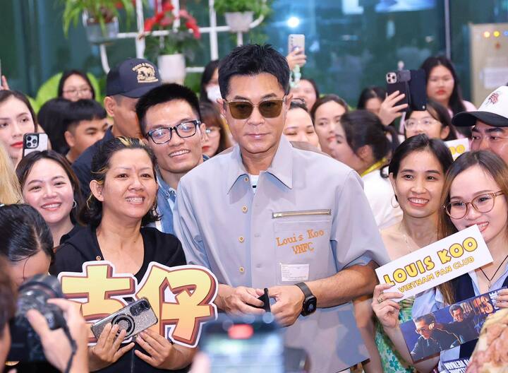 Hồng Kim Bảo ngồi xe lăn, Cổ Thiên Lạc được fan vây kín khi tới Việt Nam - 1