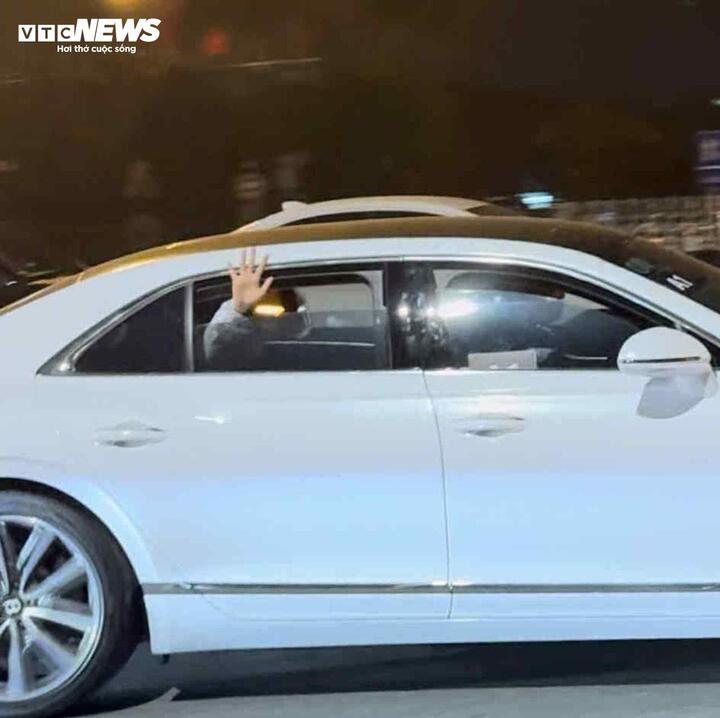 G-Dragon thân thiện vẫy tay chào fan Việt.