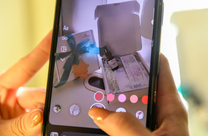 Nhã đem đến ấn tượng về một Vietnam Airlines chăm chút từng trải nghiệm khách hàng.