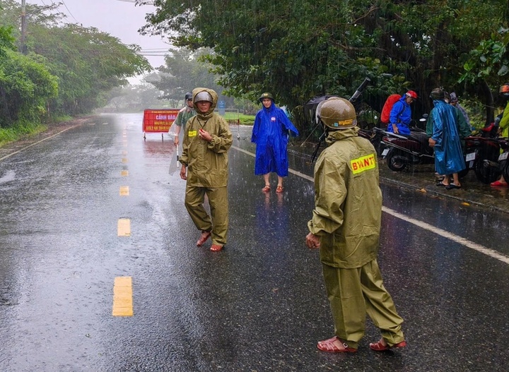 Đà Nẵng rào chắn, bố trí người ứng trực cấm người và phương tiện lên bán đảo Sơn Trà.