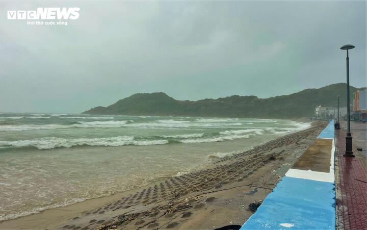 Để ứng phó, hiện tỉnh Gia Lai đang khẩn trương sơ tán, cưỡng chế sơ tán hơn 93.000 hộ dân với gần 340.000 nhân khẩu và phải hoàn tất trước 12h ngày 6/11.