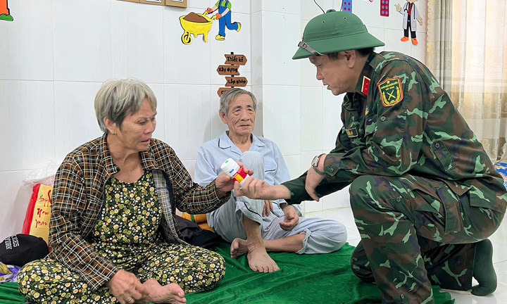 Lực lượng Quân khu 5 thăm hỏi người dân sơ tán ở Gia Lai.