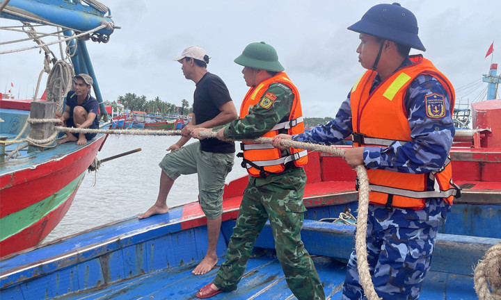 Lực lượng chức năng giúp ngư dân khu vực phía nam Đà Nẵng neo đậu tàu thuyền trước cơn bão số 13.