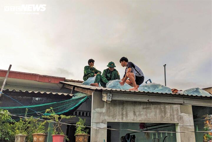 Tại các vùng biển Đắk Lắk, lực lượng quân đội cũng giúp ngư dân làng chài dùng các bao ni lông chằng chéo mái tôn.