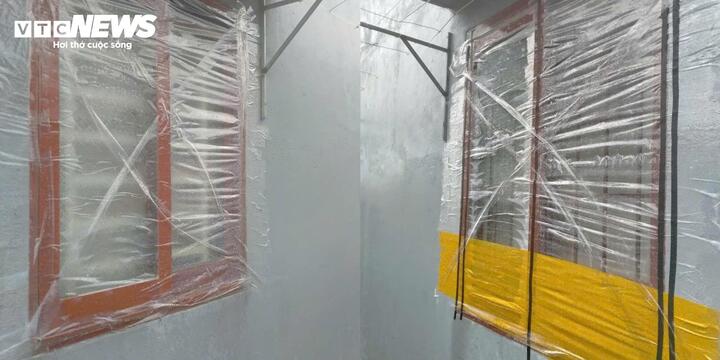 Dùng băng dính, nilon bịt kín bảo vệ cửa kính.