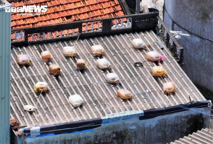 Can nhựa dự trữ nước ngọt trong các chuyến đi biển dài ngày cũng được người dân làng chài đổ đầy nước, đưa lên mái nhà, cột dây chắc chắn.