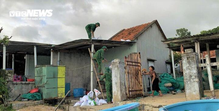 Chằng chống nhà cho các hộ già neo đơn ở làng chài Đắk Lắk được lực lượng chức năng ưu tiên hàng đầu.