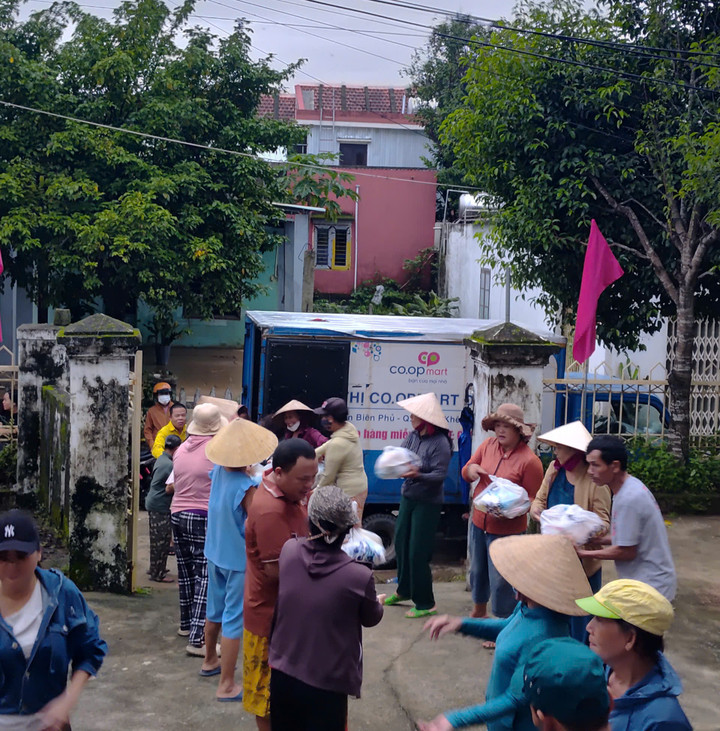 Co.opmart Đà Nẵng hỗ trợ hàng hóa cứu trợ người dân vùng bị thiệt hại bởi mưa bão.