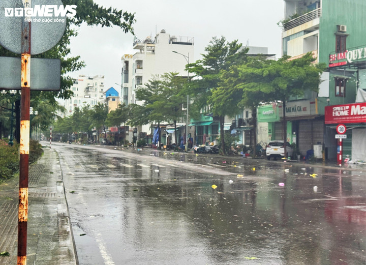 Hiện UBND tỉnh Gia Lai yêu cầu mọi người dân ở khu vực phía Đông tỉnh (khu vực Bình Định cũ) không ra đường từ 15h30, cấm các phương tiện di chuyển trên đường từ lúc 17h hôm nay.