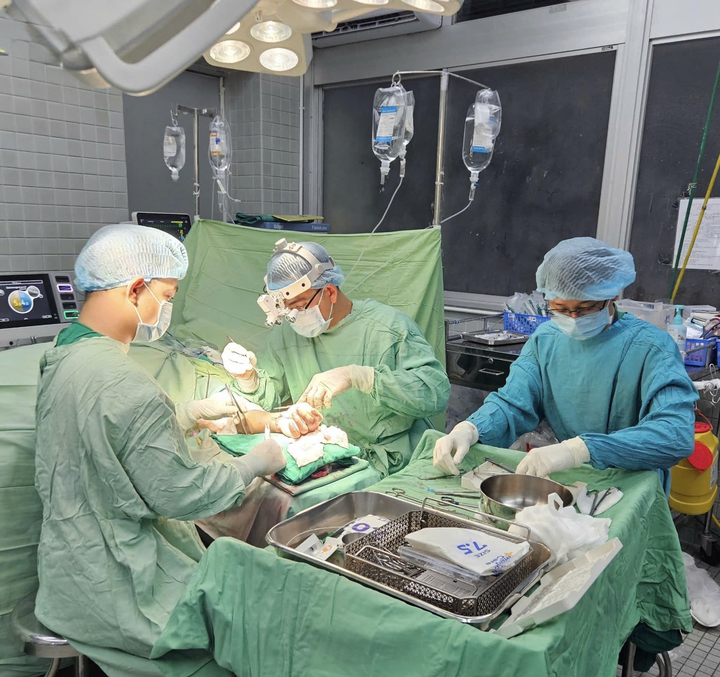 Các bác sĩ phẫu thuật xuyên suốt 12 tiếng cứu lấy đôi bàn tay người bệnh. (Ảnh: BVCC)
