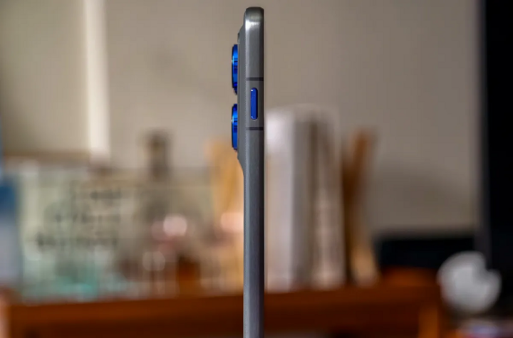 Edge 70 ມີຄວາມຫນາພຽງແຕ່ 5.99 ມມ, ແຕ່ແບດເຕີຣີຂອງມັນເກືອບຄືກັນກັບ S25 Ultra. (ທີ່ມາ: TheVerge)