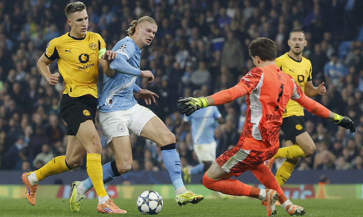 Haaland ghi bàn giúp Man City thắng 4-1. (Ảnh: Reuters)