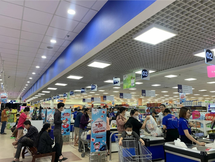 Người dân miền Trung chọn mua sắm hàng hóa tại Co.opmart vì nguồn hàng dồi dào, giá bình ổn, luôn sẵn sàng phục vụ.