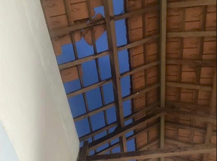 Lốc xoáy cuốn bay mái ngói nhà dân ở Long Phụng, Quảng Ngãi.