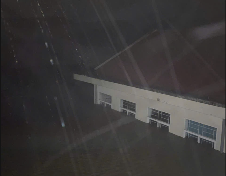 Nhiều nhà cao tầng bị ngập trong bão.