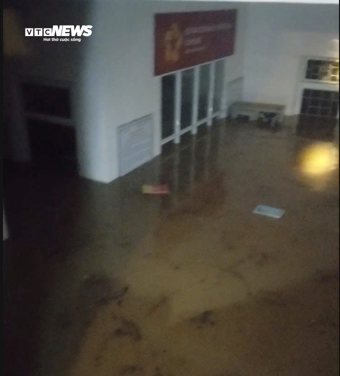 Nước dâng cao, khiến nhiều người mắc kẹt trong nhà.