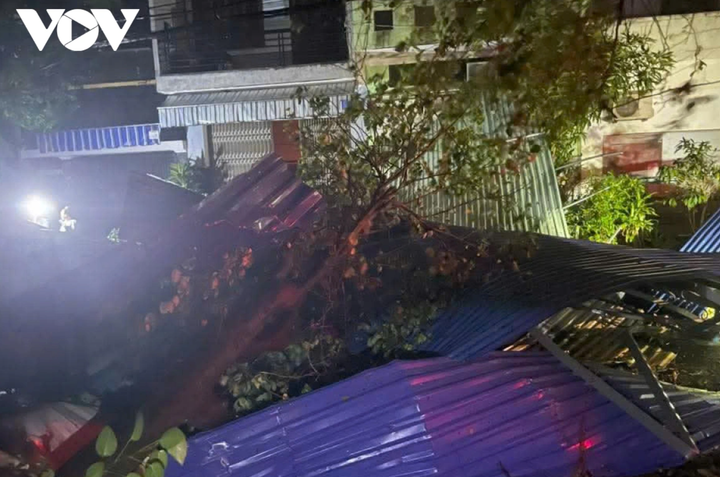 Bão số 13 Kalmaegi suy yếu, nhiều người mắc kẹt chờ cứu - 6