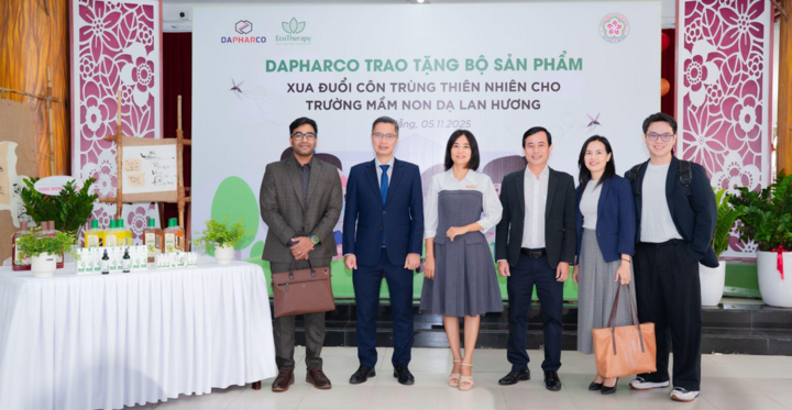 Đại diện Dapharco trao tặng bộ sản phẩm cho trường mầm non Dạ Lan Hương.