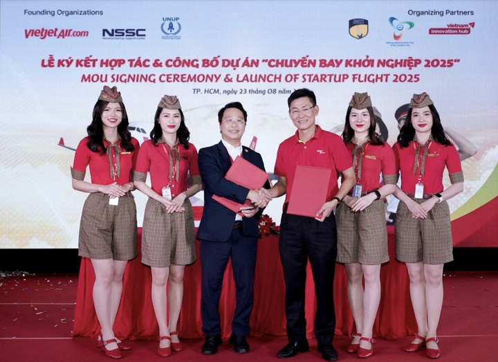 Lễ công bố sáng kiến “Chuyến bay khởi nghiệp” diễn ra tại TP.HCM vào tháng 8 vừa qua với sự tham dự của đại diện Chính phủ, lãnh đạo thành phố và chuyên gia từ Viện Công nghệ Ấn Độ.