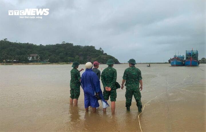 Đến thời điểm hiện tại, cơn bão số 13 (Kalmaegi) đang mạnh lên gần cấp 15, giật cấp 17, đây là cấp rất gần với siêu bão. Cơn bão chỉ còn cách Quy Nhơn (Gia Lai) khoảng 390km về phía Đông Đông Nam và di chuyển với tốc độ nhanh khoảng 30km/giờ.