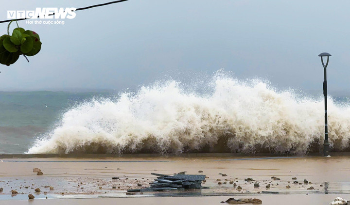 Xã đảo Nhơn Châu (tỉnh Gia Lai) cách đất liền hơn 20 km, sóng biển đã lên cao từ 5 - 7m, nước biển đã ngập vào trụ sở của UBND xã.
