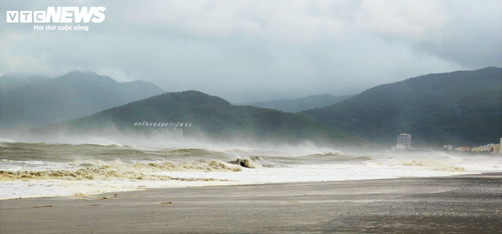 Siêu bão số 13 (Kalmaegi) mạnh cấp 14, giật cấp 17 - cấp đặc biệt nguy hiểm - sẽ đổ bộ vào Gia Lai chiều tối nay. Cơn bão chỉ còn cách đất liền khoảng 120 km nhưng sức gió đã mạnh lên khủng khiếp kéo theo lượng mưa như trút, khiến sóng dâng cao tại các khu ven biển Gia Lai, Đắk Lắk.