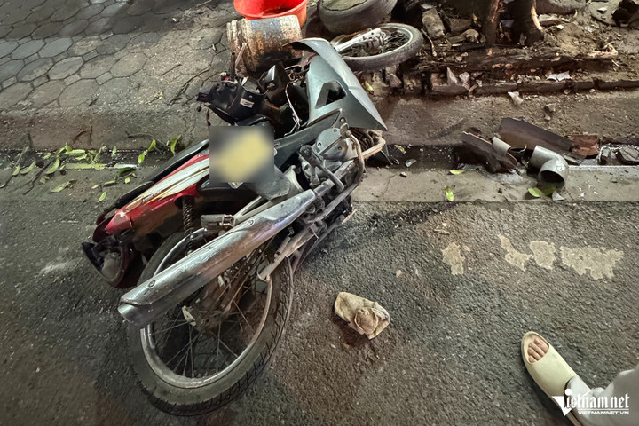 Trong ngõ 197 đường Hoàng Mai có 4 xe máy bị hư hỏng nặng do xe tải tông trúng. (Ảnh: Đình Hiếu)