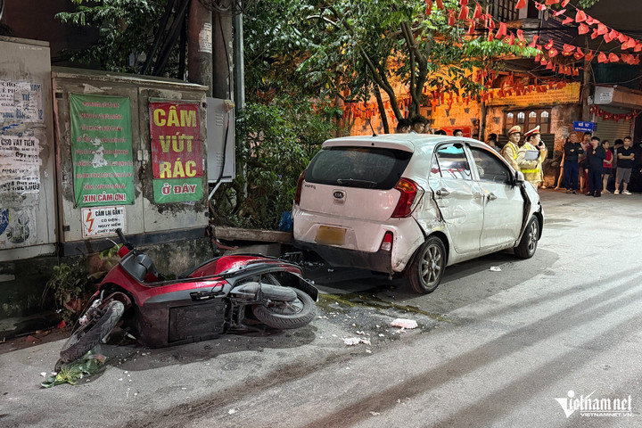 Ô tô con bị xe tải đẩy đi khoảng 20m so với vị trí ban đầu. (Ảnh: Đình Hiếu)