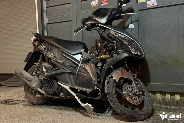 Xe máy vỡ nát nhiều bộ phận sau khi bị ô tô tải tông trúng. (Ảnh: Đình Hiếu)