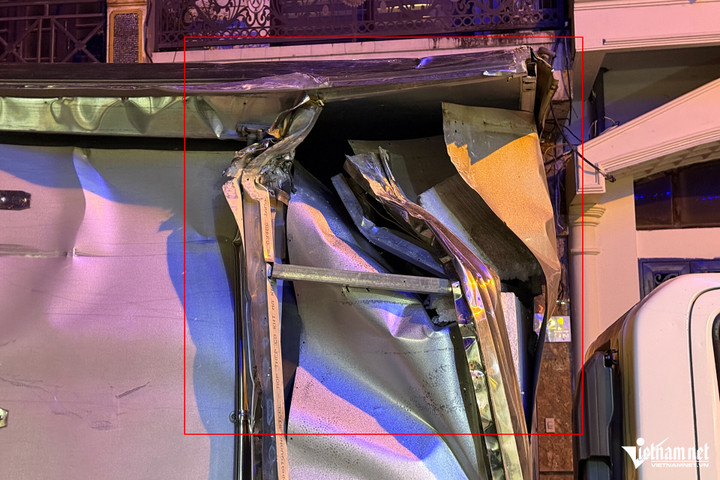 Thùng xe bị móp méo, hư hỏng nặng. (Ảnh: Đình Hiếu)