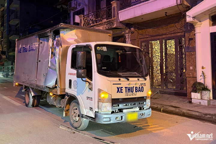 Ô tô tải gây tai nạn bị bỏ lại ở ngõ 785 Trương Định. (Ảnh: Đình Hiếu)