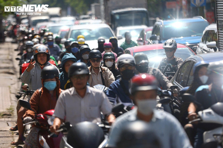 Chuyển đổi xe máy chạy xăng sang xe điện được kì vọng là giải pháp 